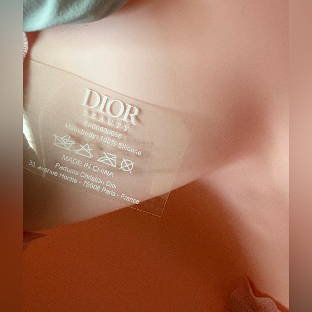 Dior Soft Pink Silicone Circular Case with box and Dior Zipper Pull Charm, NEW! - Picture 7 of 7